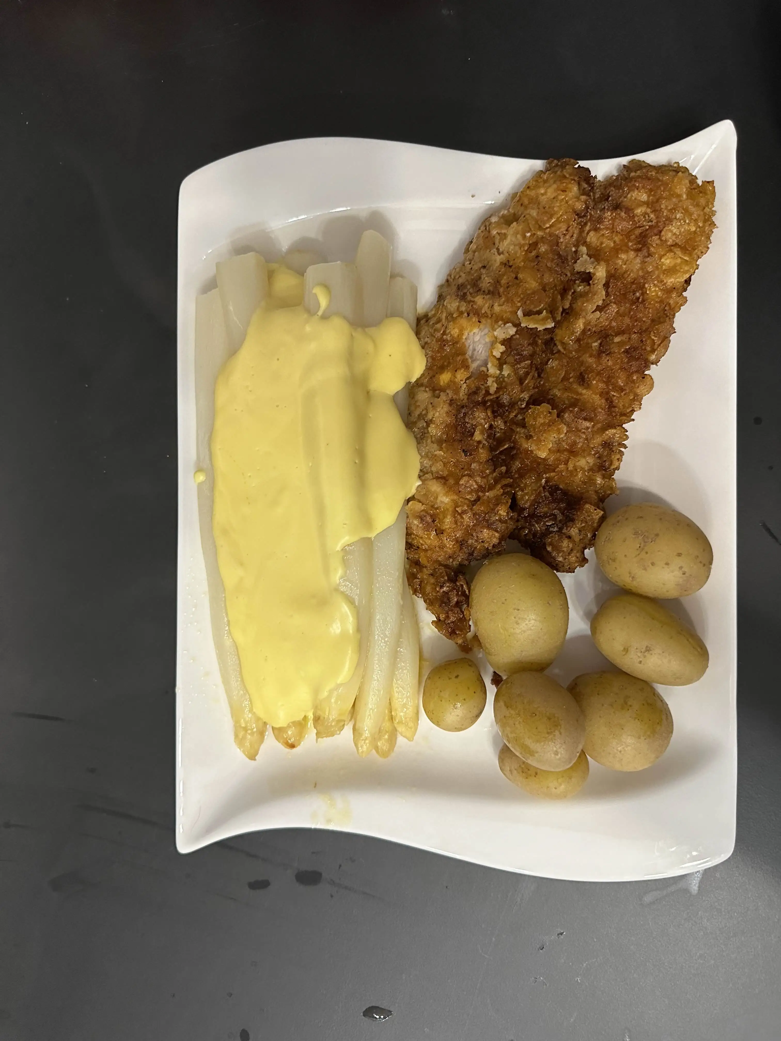 Kartoffeln mit Schnitzel und Spargel