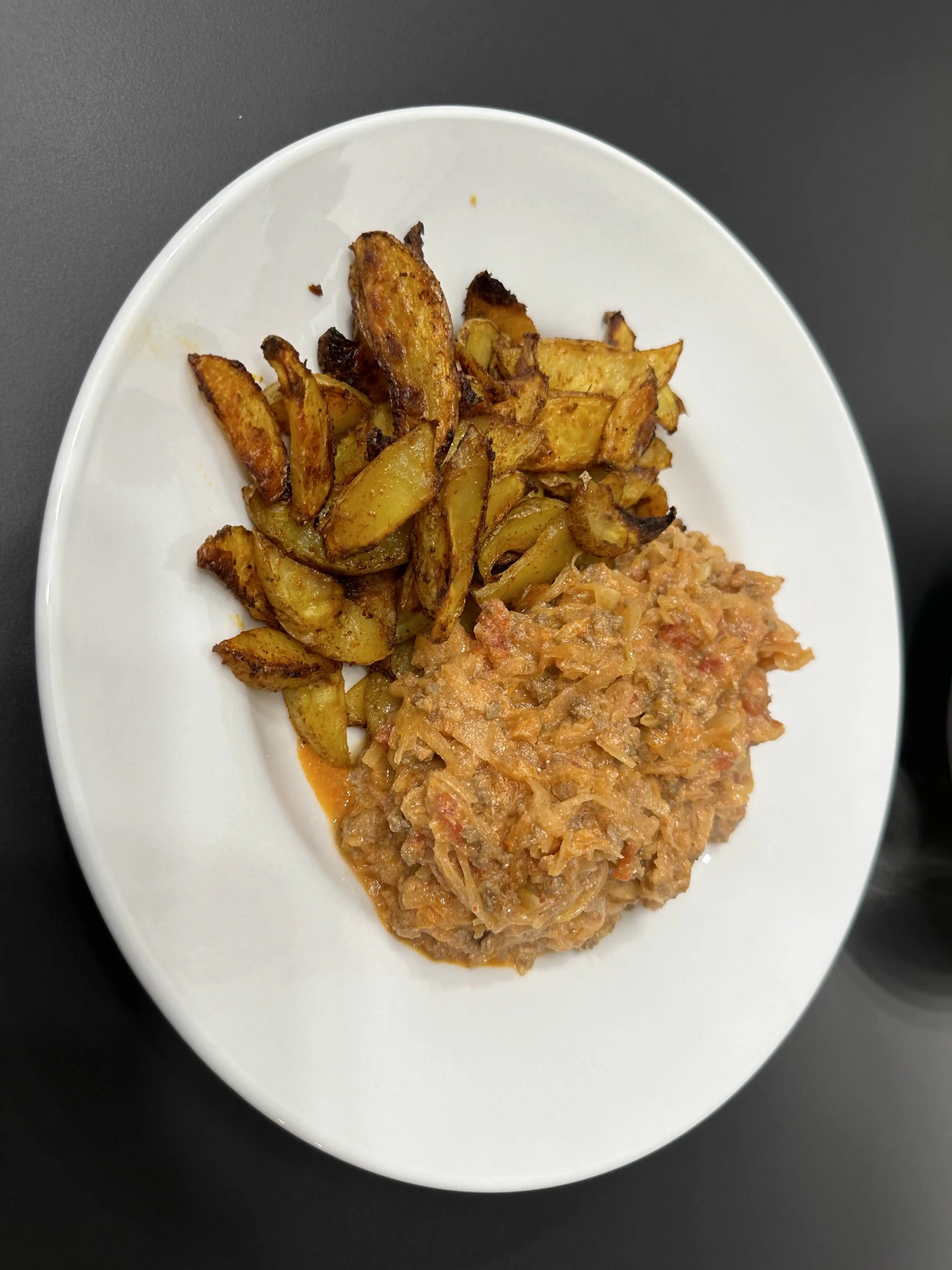 Rotes Sauerkraut mit Kartoffelspalten